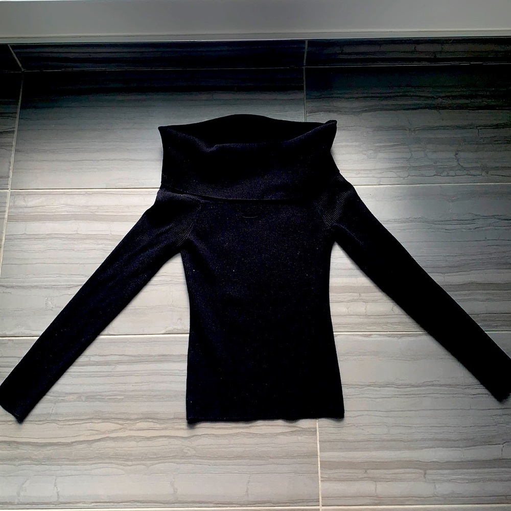 Gorgeous Aritizia Wilfred off the shoulder top!